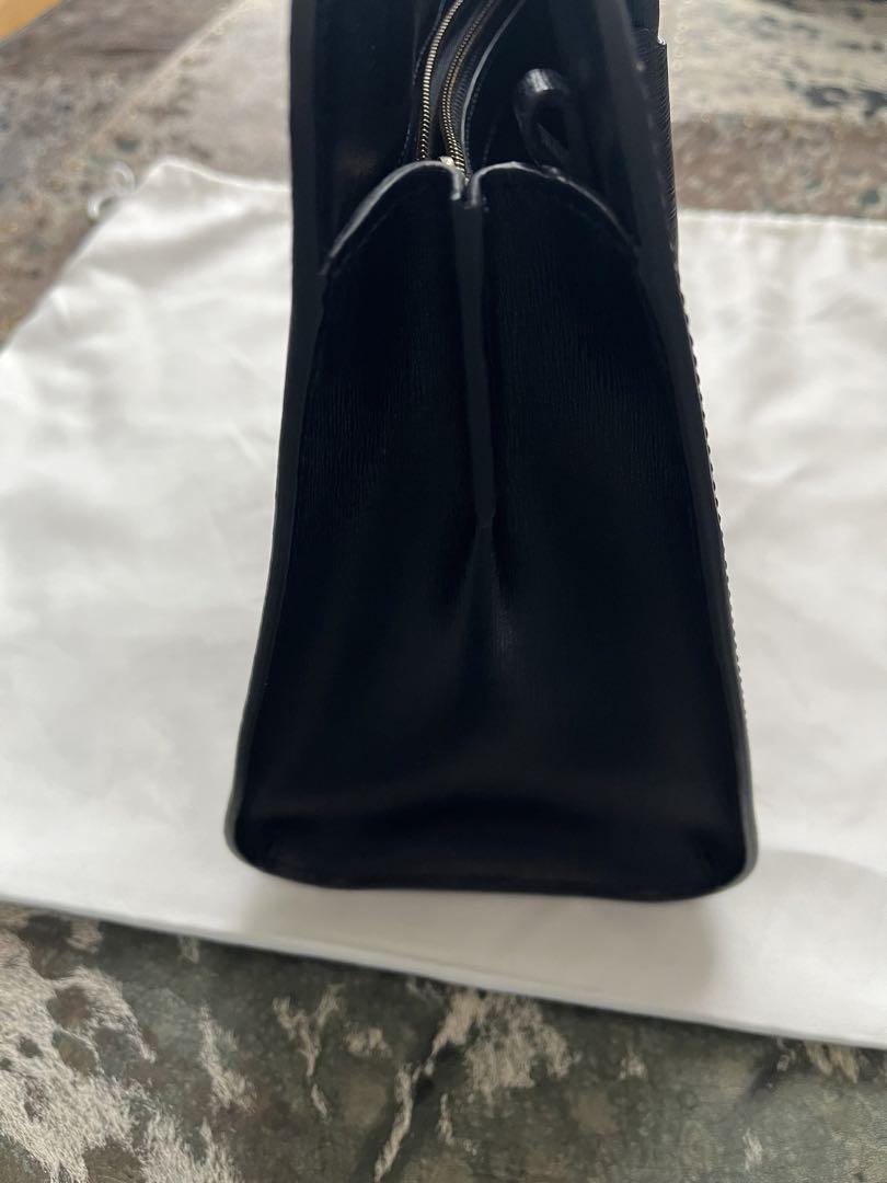 FURLA 紺色レザーハンドバッグ ショルダーストラップ付き