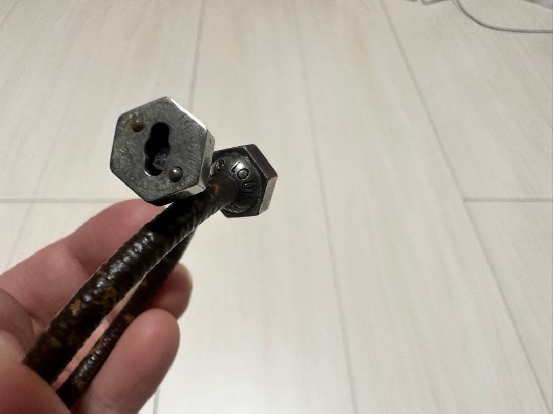 LOUIS VUITTON レザー ブレスレット 六角形留め具