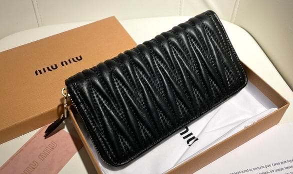 ミュウミュウの最新モデル！大人気の商品が勢いよく登場です