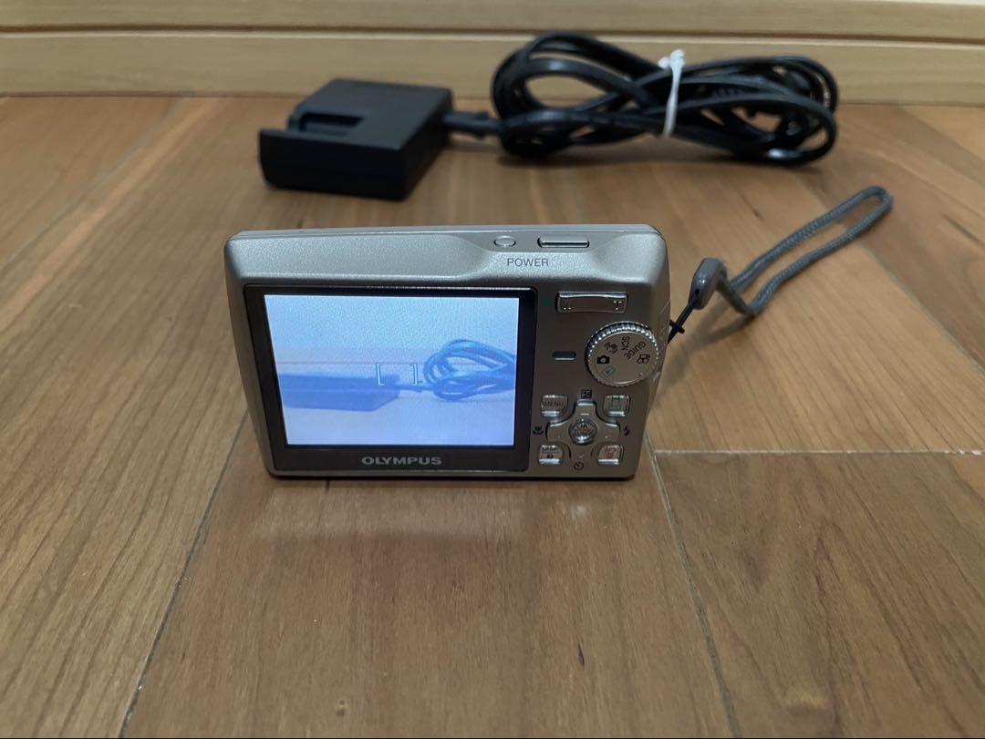 Olympus コンパクトデジタルカメラ シルバー 充電器付き