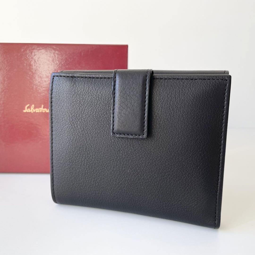 祝開店！大放出セール開催中 新品】Salvatore Ferragamo 二つ折り財布 ガンチーニ 小物