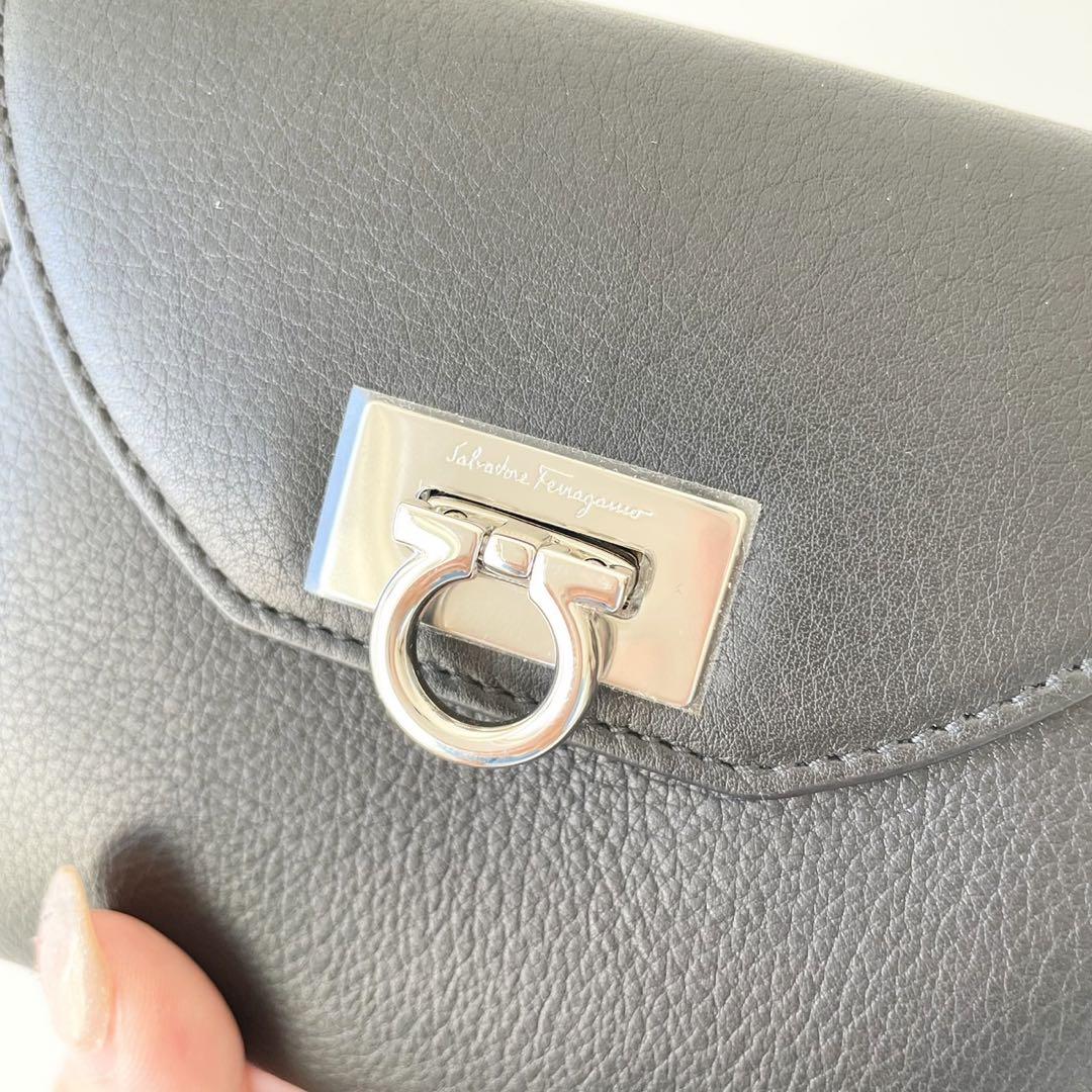 【新品】Salvatore Ferragamo ガンチーニ 二つ折り財布