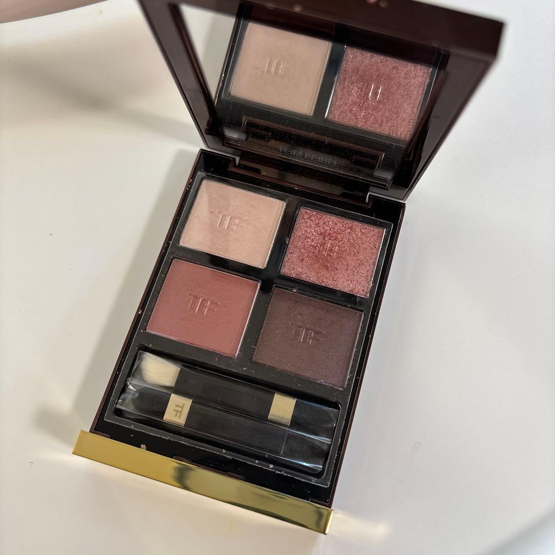 トムフォード　ビューティ　アイシャドウ　インソレントローズ　030