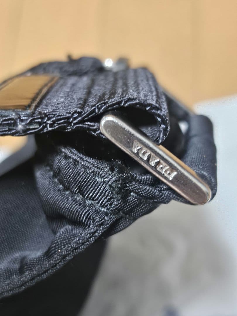 PRADA ブラック ナイロン ショルダーバッグ　三角ロゴプレート