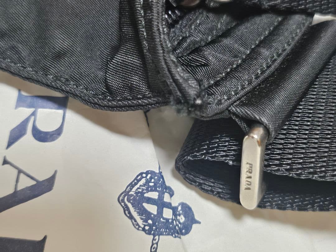 PRADA ブラック ナイロン ショルダーバッグ　三角ロゴプレート