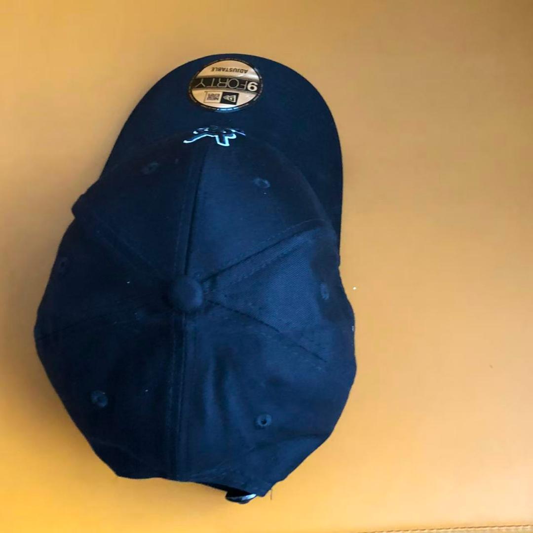 白黒のYSL刺繍ベースボールキャップを販売中