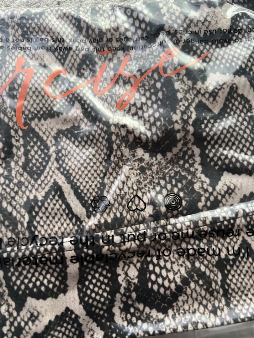 新品　onzie トップス　蛇　ジャザサイズ　M/Lサイズ