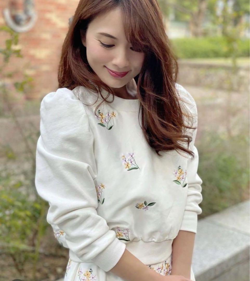 半額以下で買えるクーポン特集 chesty デイジー刺繍スウェットセットアップ ホワイト トレーナー+スウェット