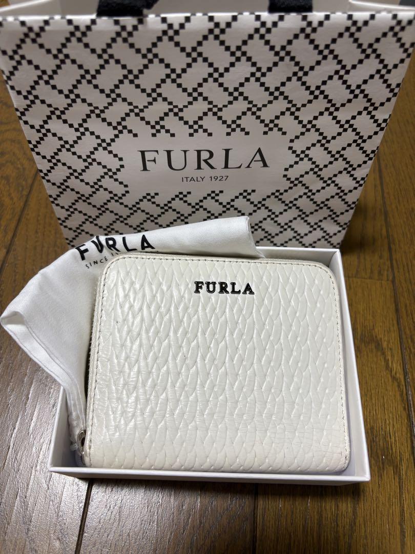 FURLA ホワイトレザー 二つ折り財布 FURLA ホワイトレザー 二つ折り財布 - メルカリ