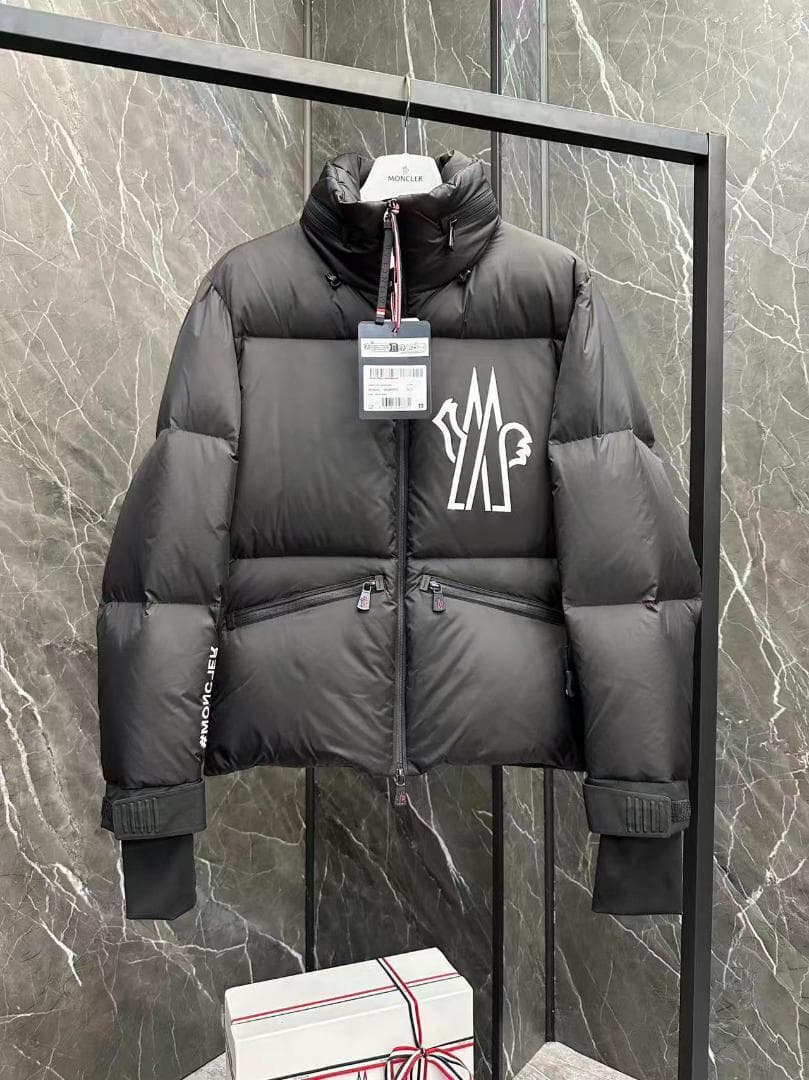 大人氣 Moncler モンクレールのダウンジャケットです