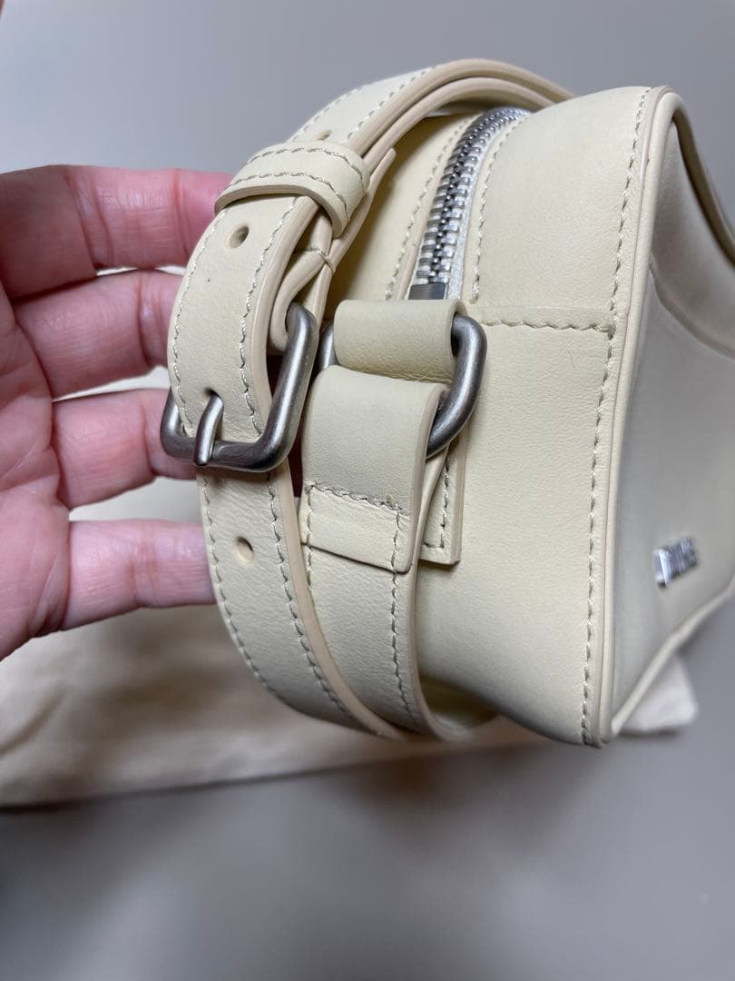 jacquemus ホワイト レザー ショルダー バッグ 美品 jacquemus ホワイト レザー ショルダー バッグ 美品