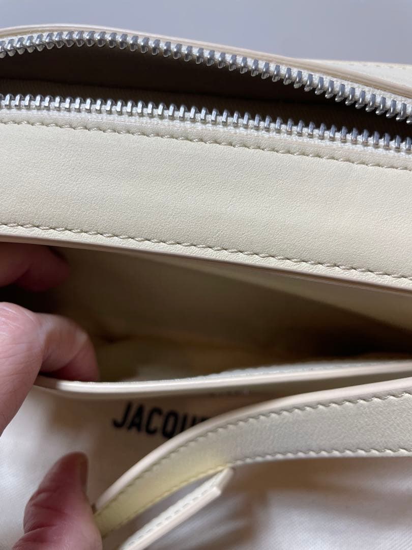 jacquemus ホワイト レザー ショルダー バッグ 美品 jacquemus ホワイト レザー ショルダー バッグ 美品