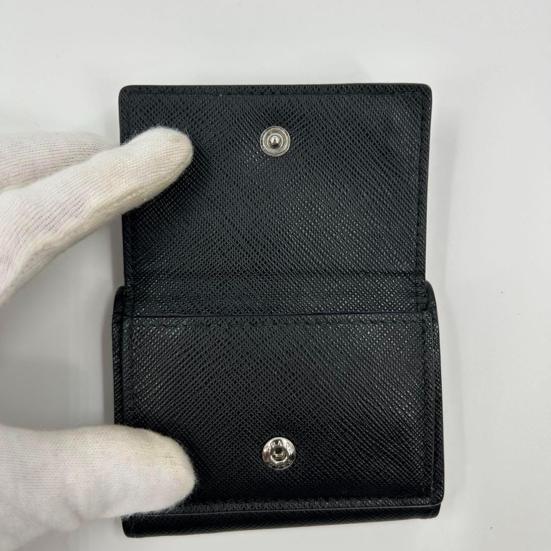 未使用級　定番　PRADA プラダ　二つ折り　三つ折り　三角ロゴ　付属品　黒　箱 プラダ 三つ折り財布 財布 レディース サフィアーノ メタル