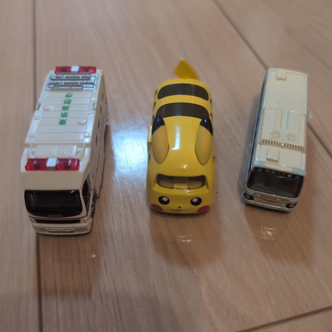 救急車のミニカーが走らせます。サイレンありで坂道走行☆緊急