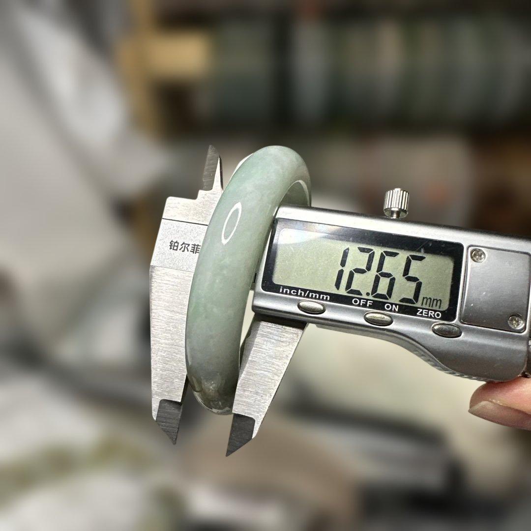 【訳あり本翡翠-激安】バングル 57mm 訳あり本翡翠-激安】バングル57mm - メルカリ