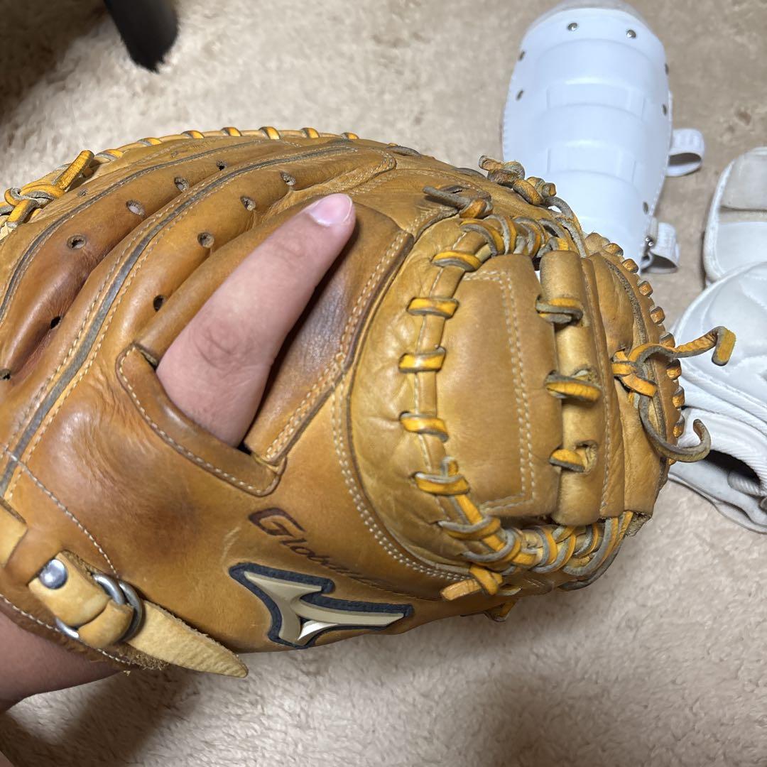 キャッチャーミットとエルボーガード、フットガード 型崩れバンド リストガード