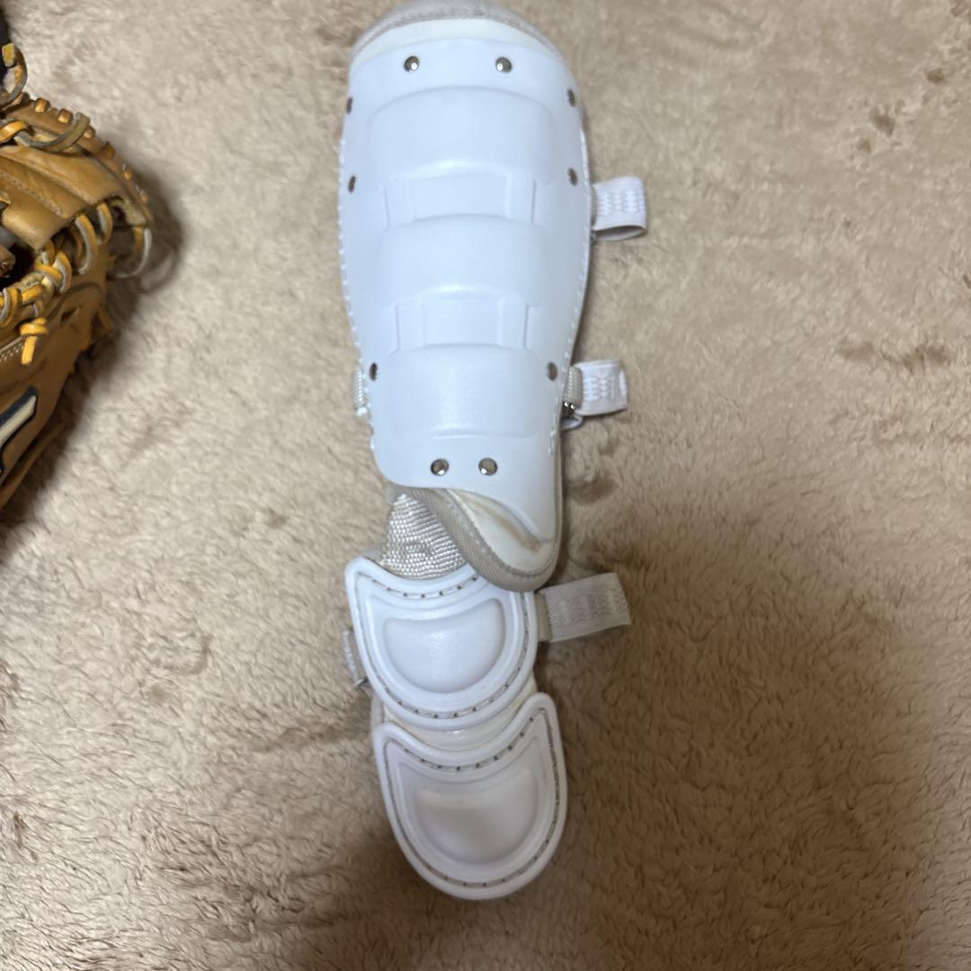 キャッチャーミットとエルボーガード、フットガード 型崩れバンド リストガード
