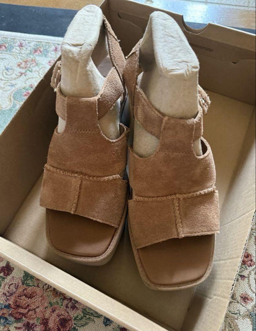 UGG ブラウン スエード 厚底サンダル 写真2/3｜UGG×リリー ブラウンの厚底サンダル”マスタードカラー