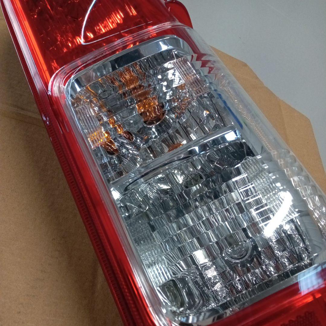【美品　送料無料】トヨタ 200系ハイエース純正後期テールランプ　左 ※新車外し 美品 送料無料】トヨタ 200系ハイエース純正後期テールランプ 左