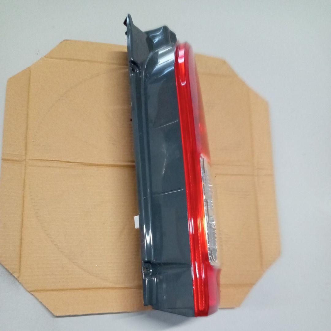 【新車外し】【送料無料】トヨタ 200系ハイエース純正後期テールランプ 右側　③ 新車外し】【送料無料】トヨタ 200系ハイエース純正後期