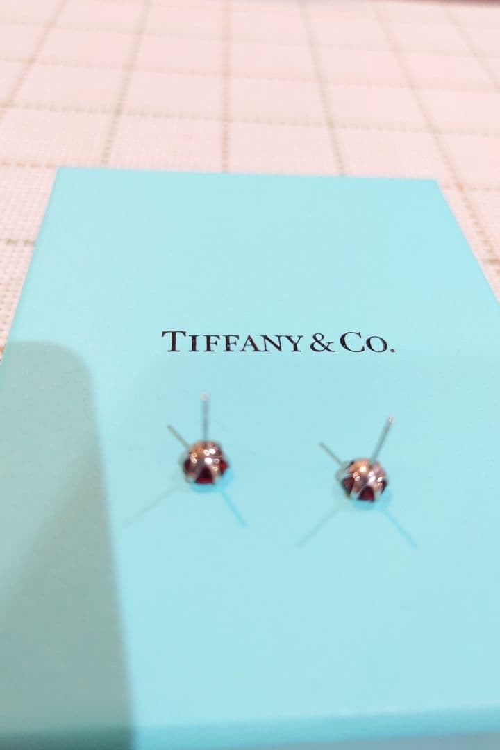 赤いスタッドピアス