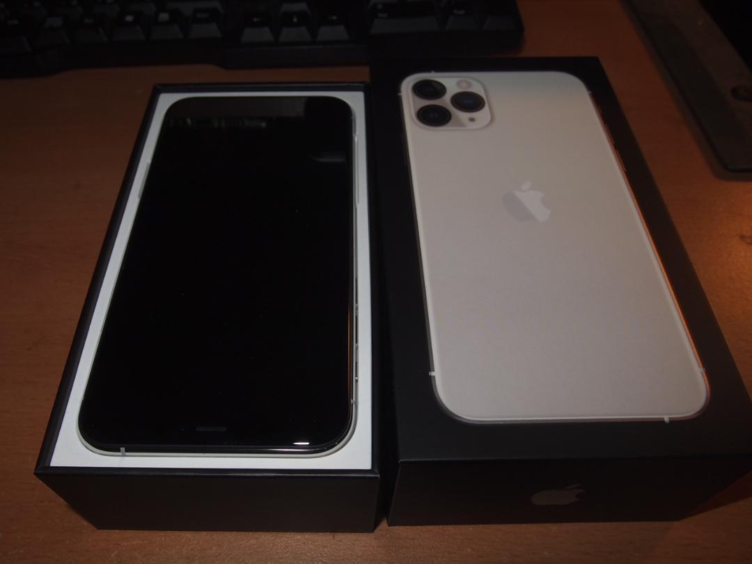 未使用 au iPhone11 PRO 64GB Silver 白 sim解除 aq6J9-m89316173506 人気新番