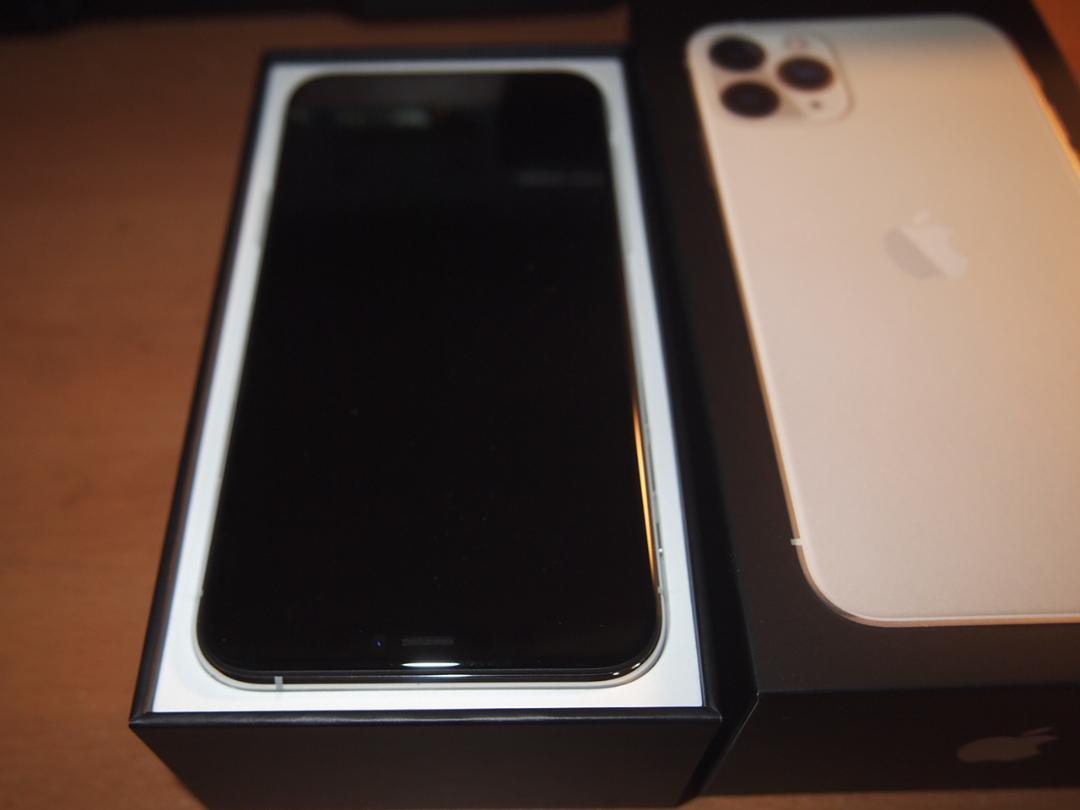 未使用 au iPhone11 PRO 64GB Silver 白 sim解除 aq6J9-m89316173506 人気新番