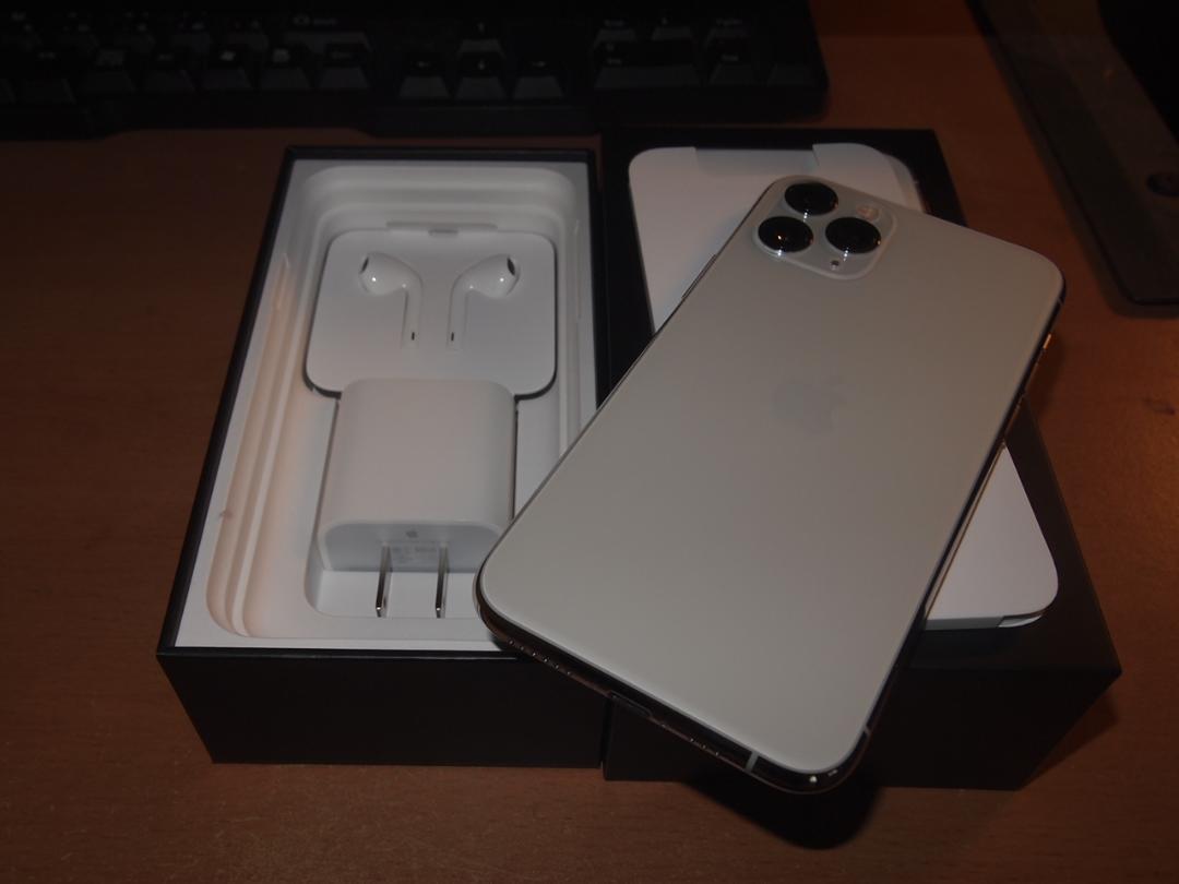 未使用 au iPhone11 PRO 64GB Silver 白 sim解除 aq6J9-m89316173506 人気新番