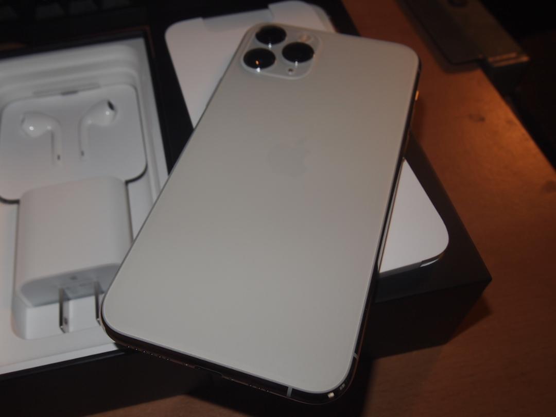 未使用 au iPhone11 PRO 64GB Silver 白 sim解除 aq6J9-m89316173506 人気新番