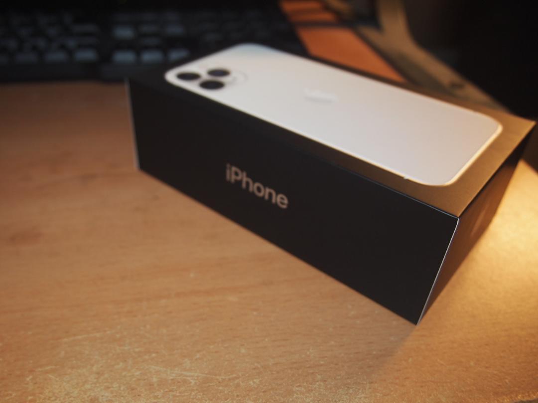 未使用 au iPhone11 PRO 64GB Silver 白 sim解除 aq6J9-m89316173506 人気新番