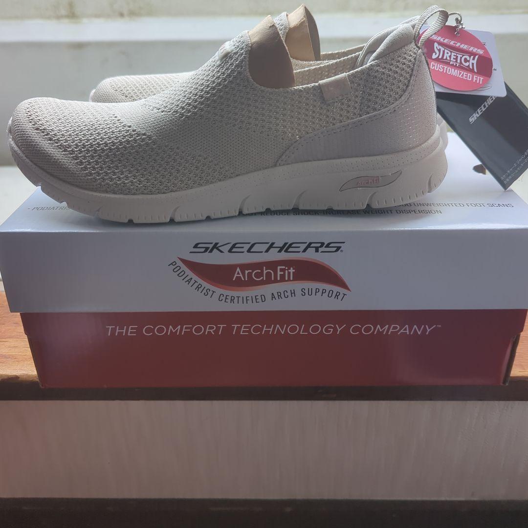 新品 SKECHERS Arch Fit ベージュ スリッポン