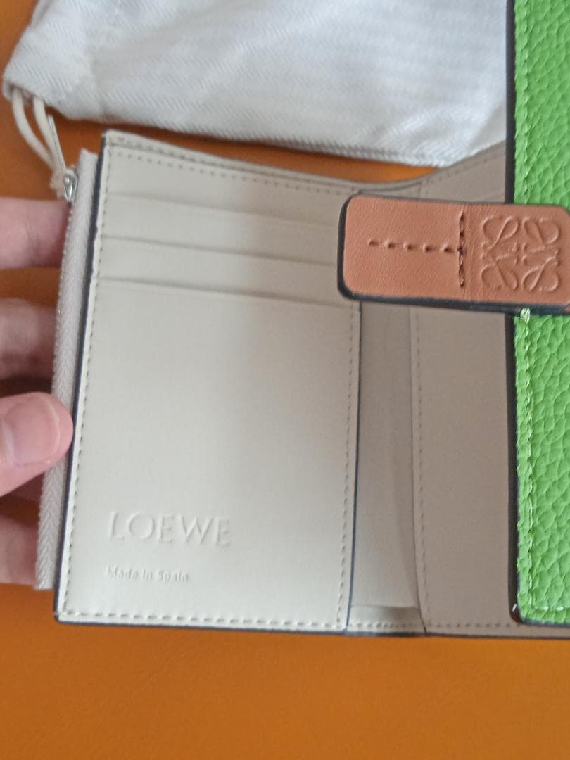 新品同様!LOEWE グリーン三つ折り財布 格安販売! 新品同様!LOEWE グリーン三つ折り財布 格安販売!