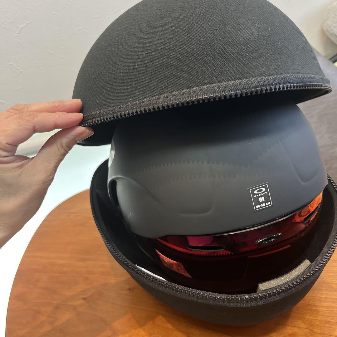 美品　OAKLEY マットブラック ヘルメット 赤色レンズ　ケース付き