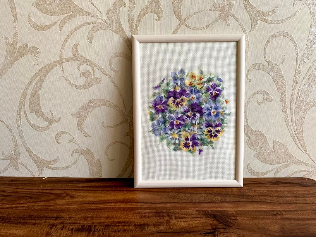 ハンドメイド　クロスステッチ完成品　パンジー　花　刺繍　インテリア パンジー ハンドメイド クロスステッチ完成品 ラウンドパンジー