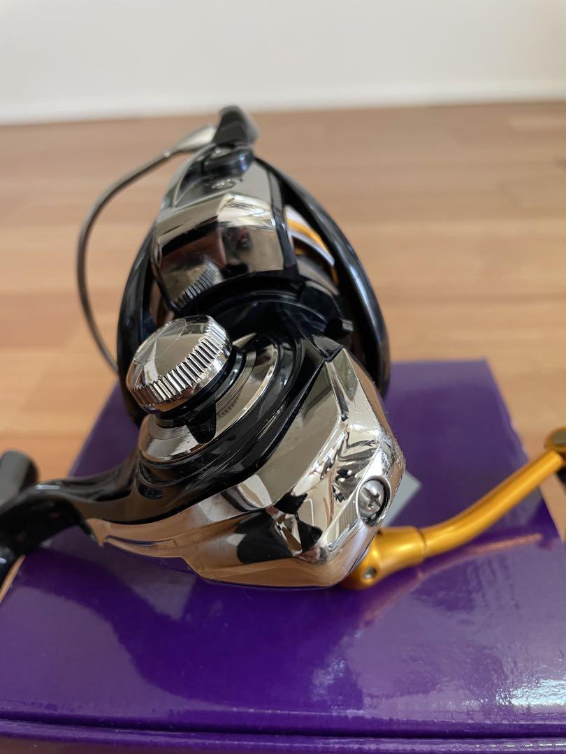 美品　ダイワ(DAIWA) スピニングリール 15レブロス4000