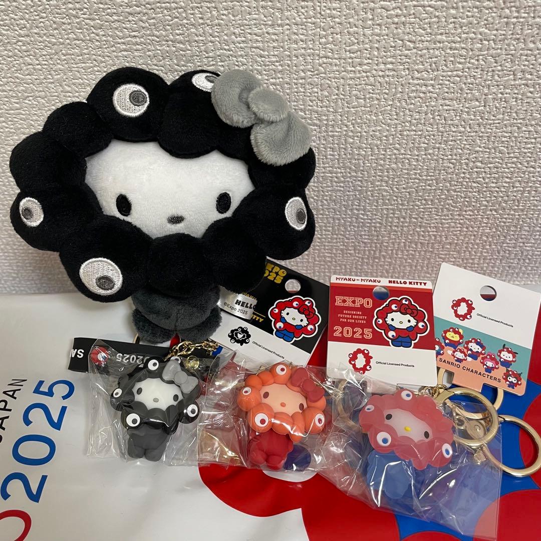 万博 黒 サンリオ ミャクミャク 4点 キティ キーホルダー カラビナ新品、♥