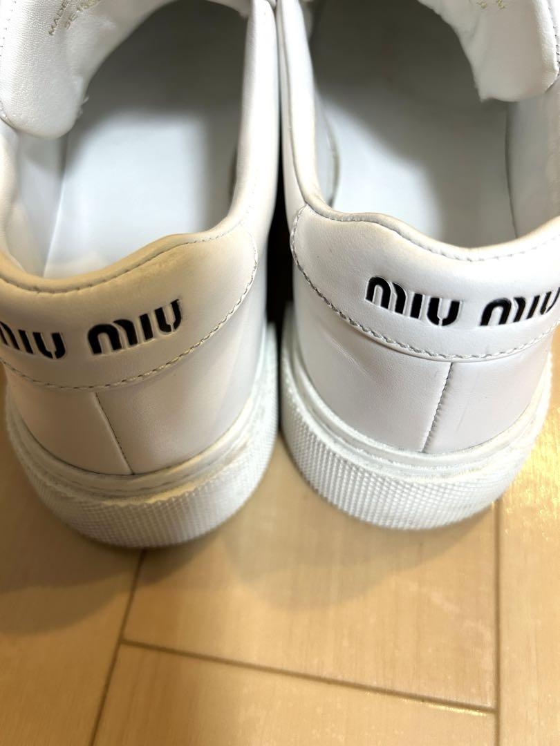 個性を際立たせる逸品》【miumiu】タイヤ スニーカー (MiuMiu
