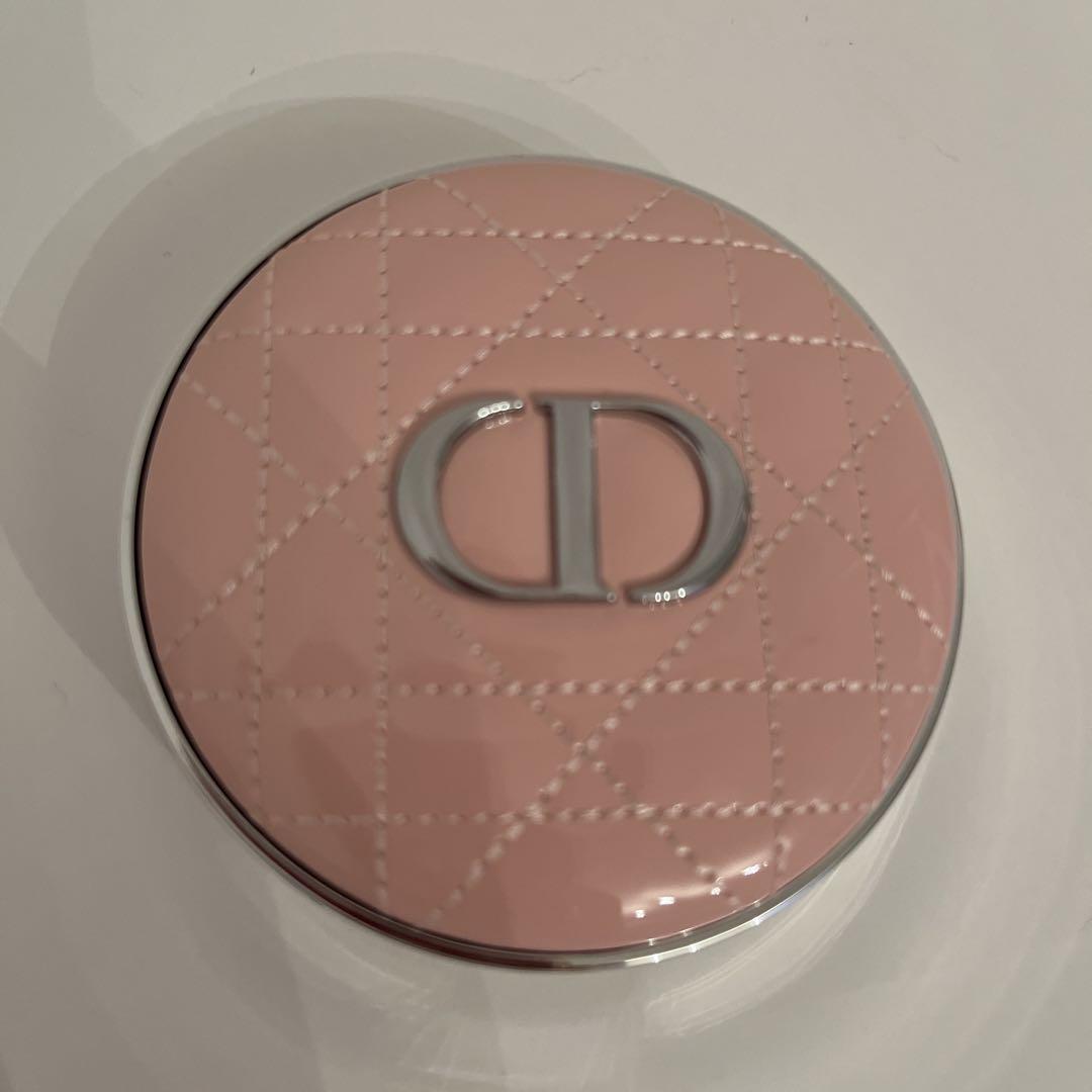 Dior Forever イドラグロウクッションファンデーション 1N