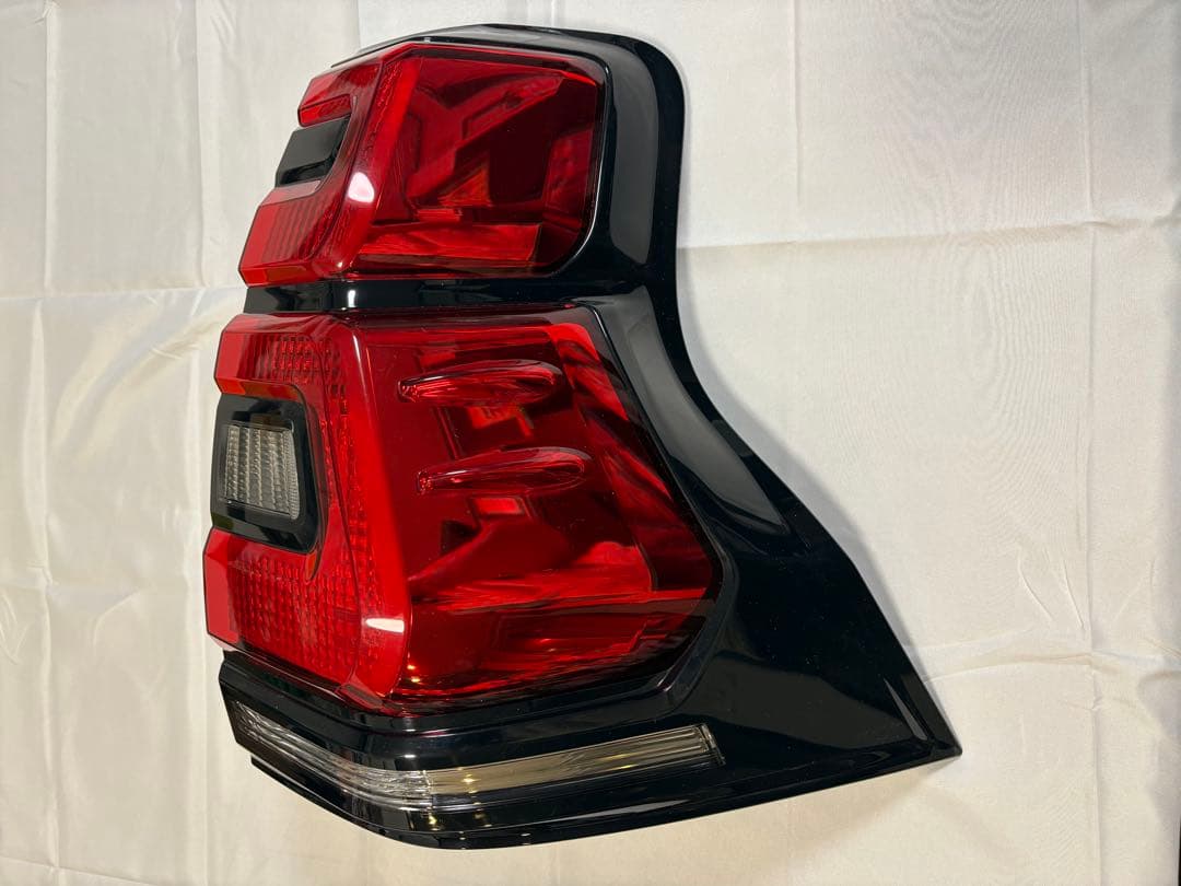 ランドクルーザープラド　150後期 純正テールランプ　右側のみ