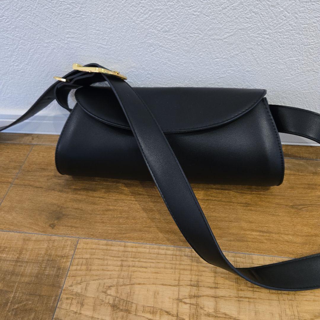 見逃し厳禁！おトクな 黒レザー レディースショルダーバッグ フラップ式 - メルカリ バッグ