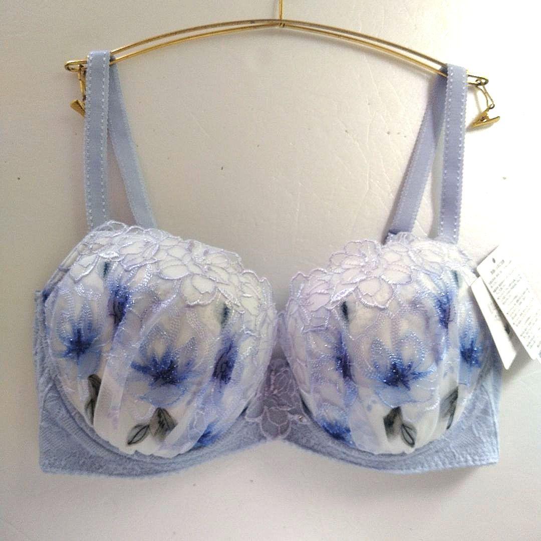 【新品】ワコール《パルファージュ》重力に負けないバストケアBra E70/M