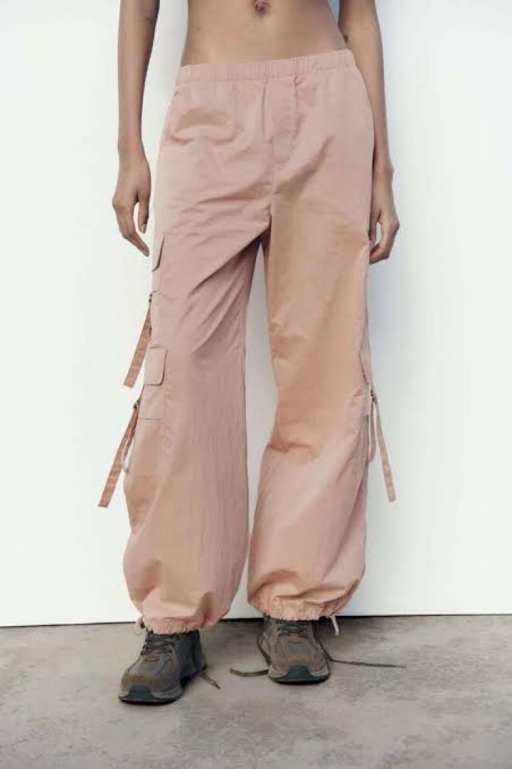 ZARA ナイロンブレンド パラシュートパンツ クレイ XS ZARA ナイロンブレンド パラシュートパンツ XS - メルカリ