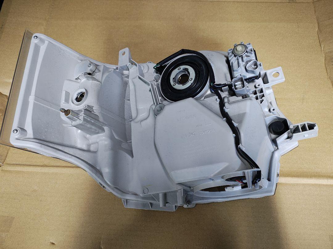 トヨタ　ハイエース　TRH200 　左LEDヘッドランプ