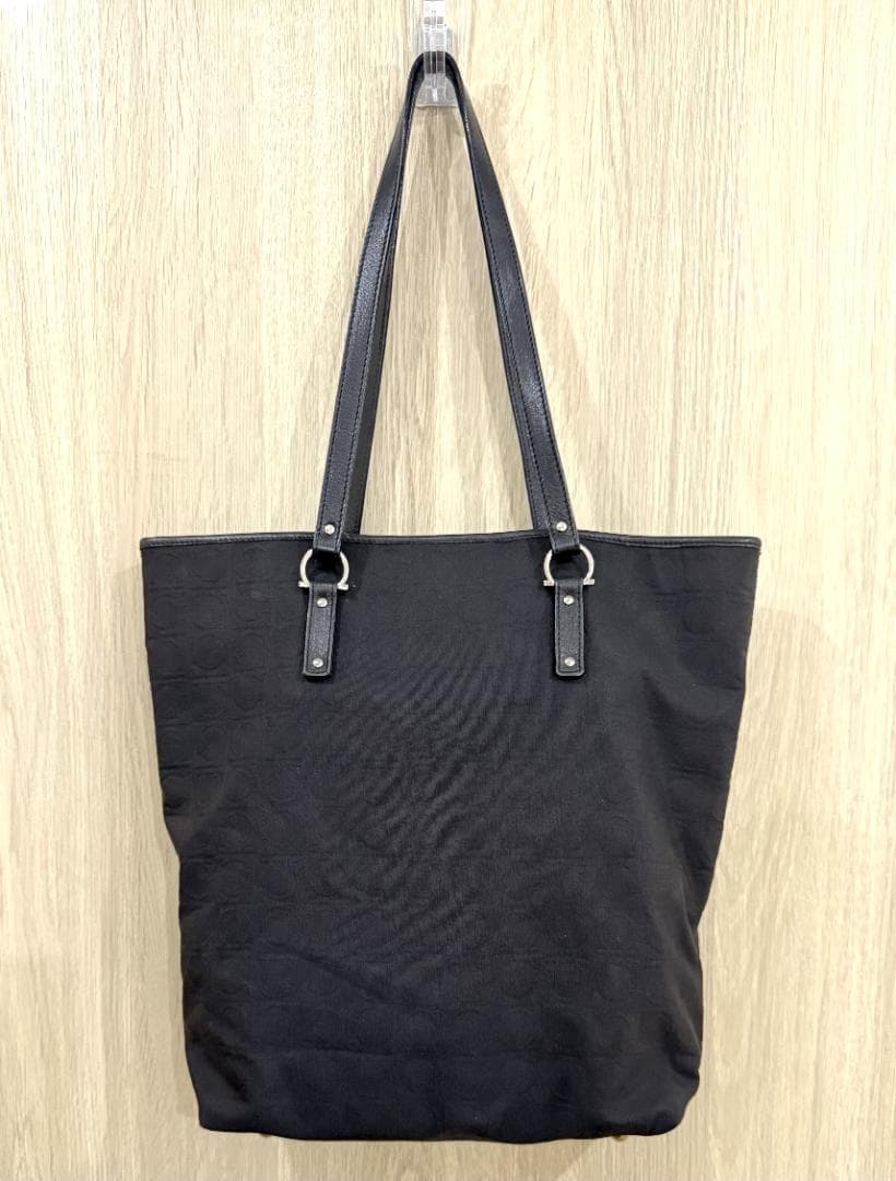 サルバトーレ フェラガモ　トートバッグ　ロゴ　ブラック　ガンチーニ