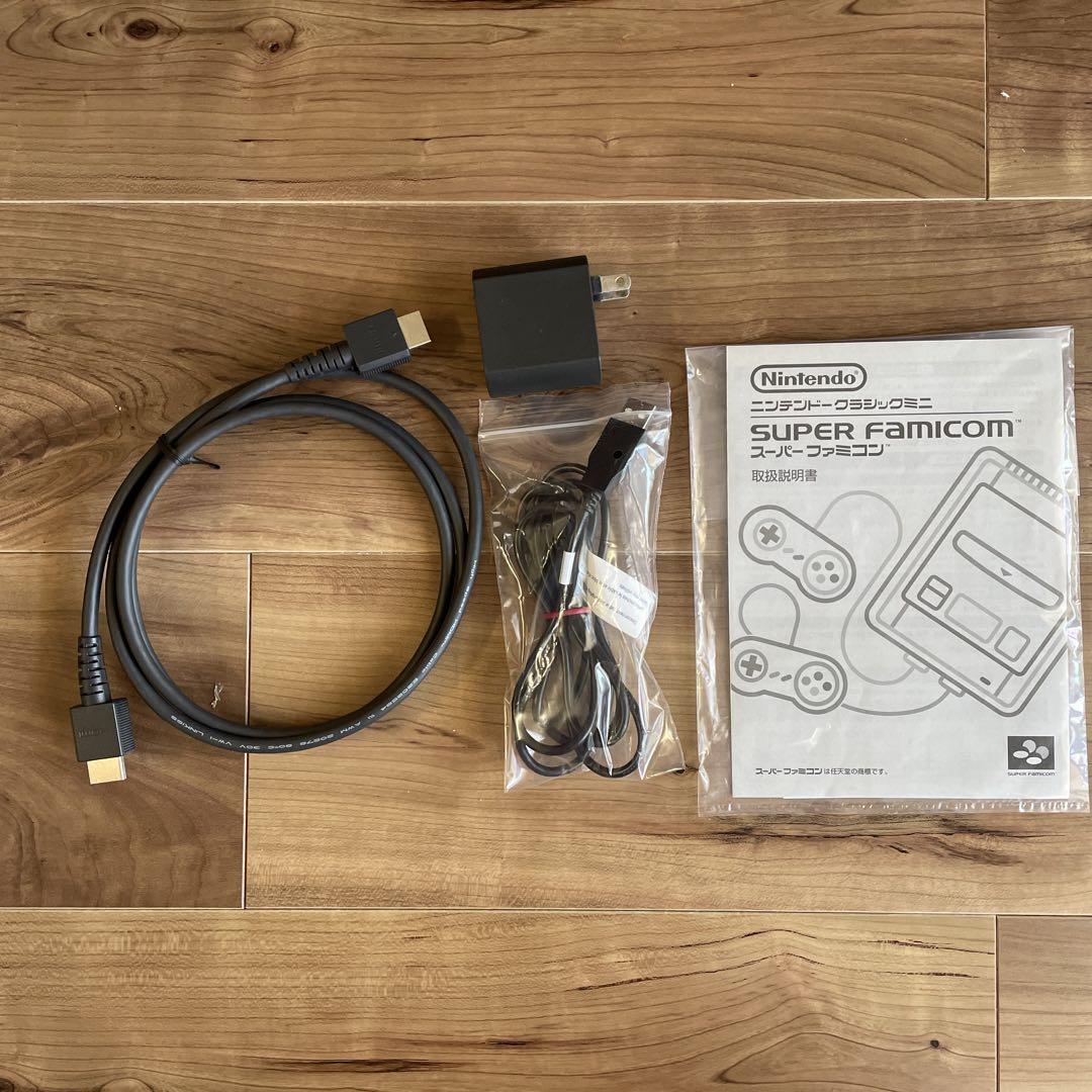 Nintendo ニンテンドークラシックミニファミコンと純正USBアダプター