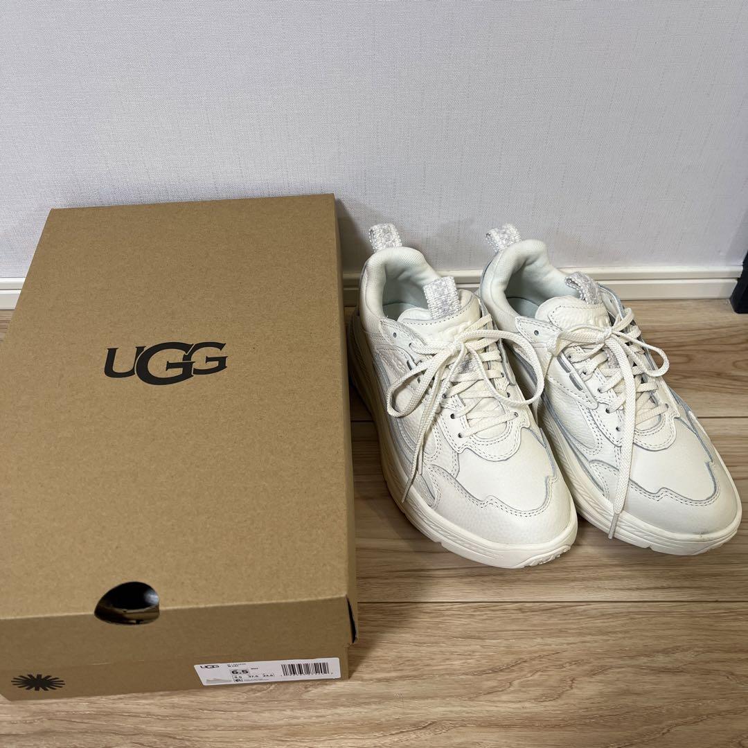 UGG スニーカー CA1 23.5㎝