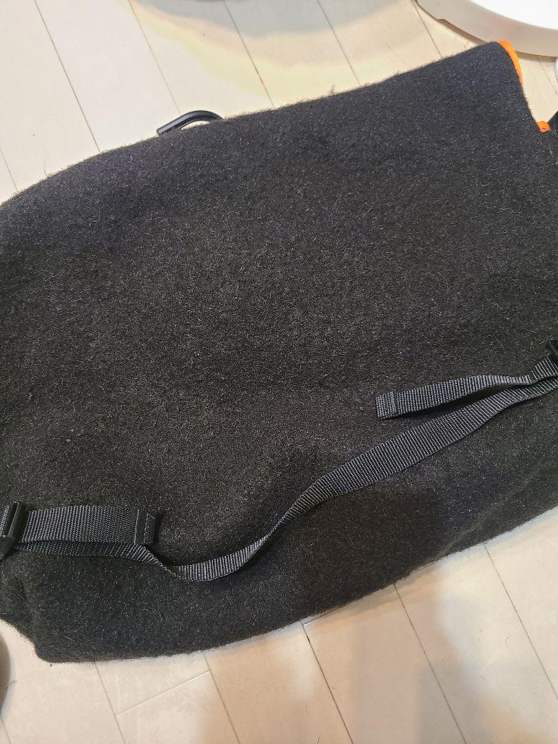 A Love Movement メッセンジャーバッグ 黒色とオレンジ　large