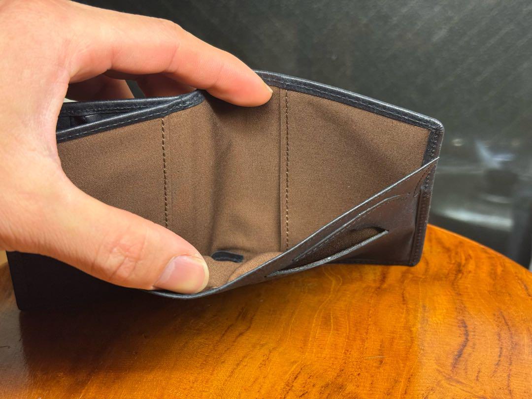 ブラックレザー二つ折り財布