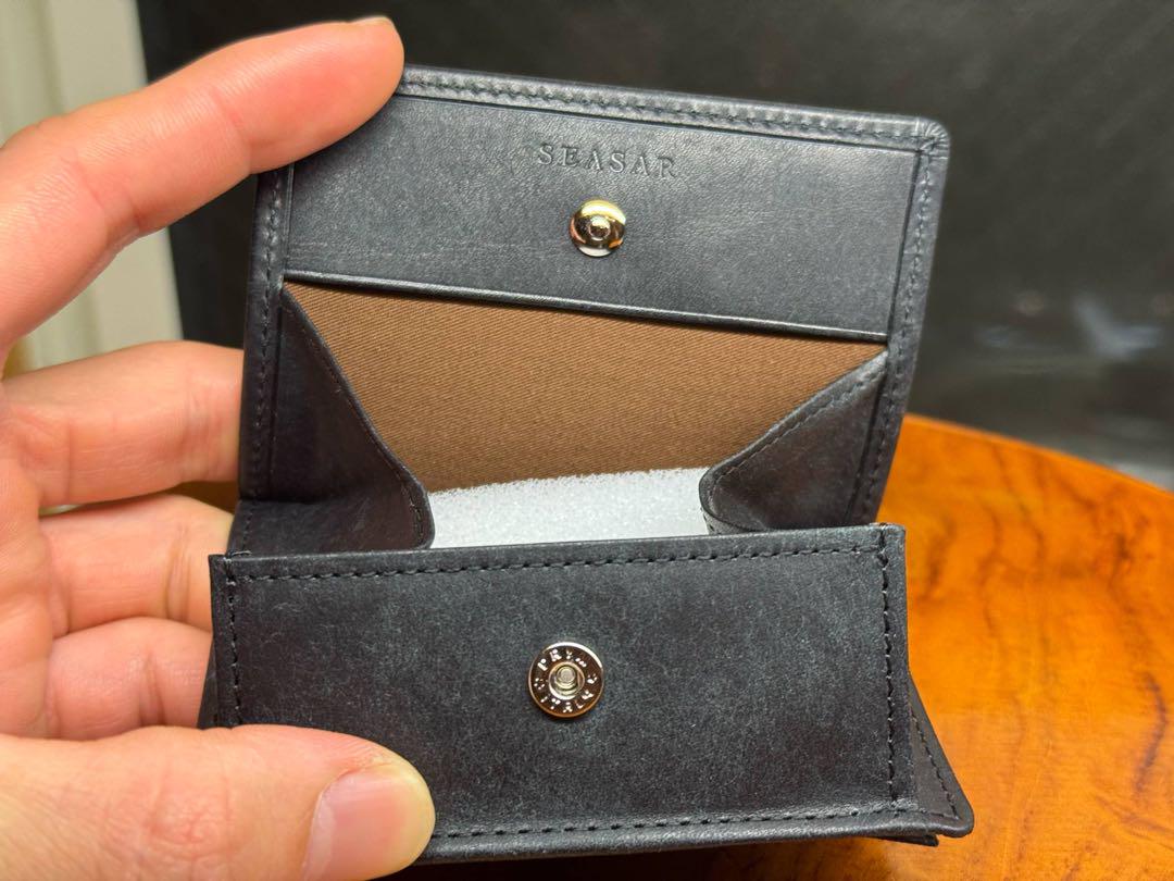 ブラックレザー二つ折り財布