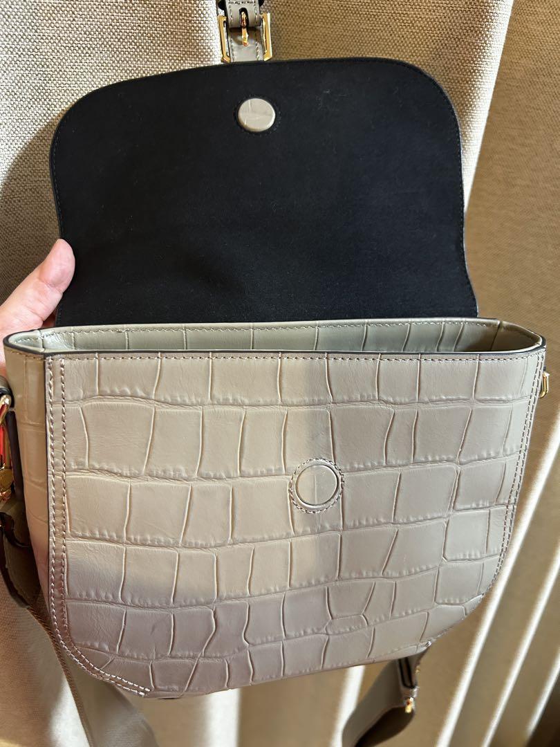 フルラ　FURLAクロスボディバッグ　型押し